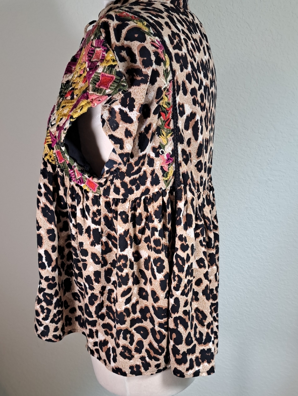 THML Women’s Top Medium Boho Style Animal Print Embroidery V-Neck Flowy Blouse - Picture 4 of 11